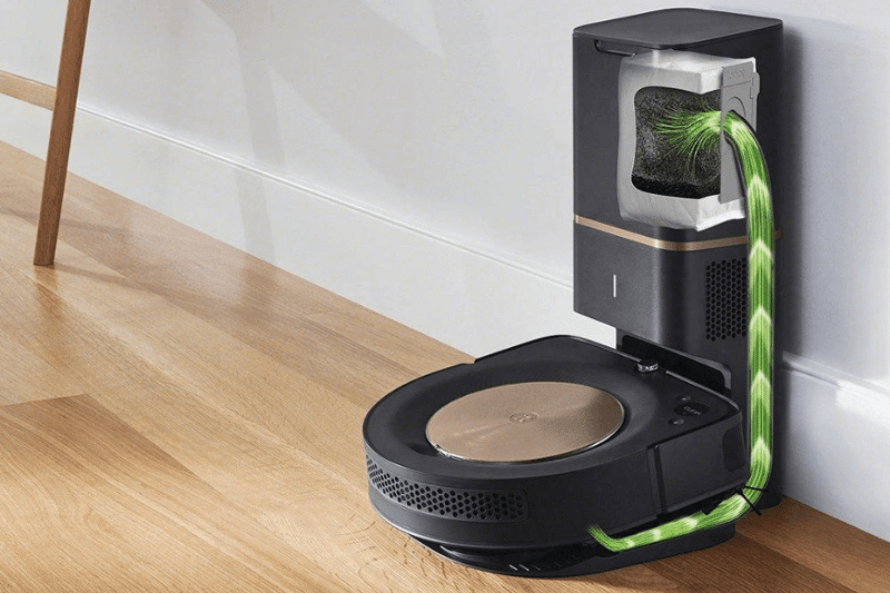 Угловой робот-пылесос iRobot Roomba s9 Plus стоит на станции самоочистки